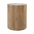 Decoratieve geribbelde houten bijzettafel met marmeren blad en opbergruimte - kleine woondecoratietafel voor slaapkamer of woonkamer