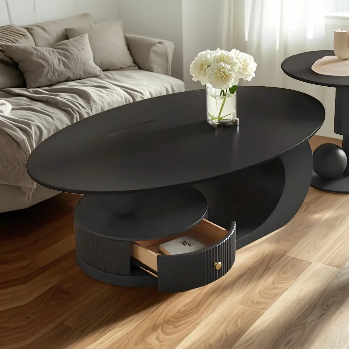 Moderne salontafel met wit stenen blad en krasbestendige afwerking