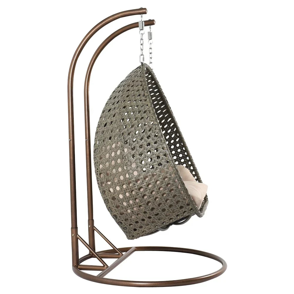 LeisureMod hangstoel in eivorm voor 2 personen met standaard - rieten schommelhangmat voor binnen en buiten, ligstoel voor terras met kussens
