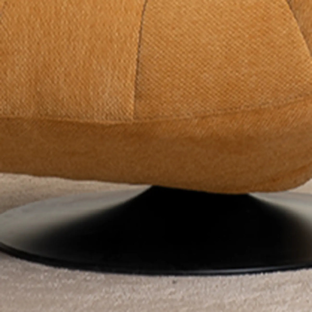 Gele draaibare fauteuil van chenillestof met accent
