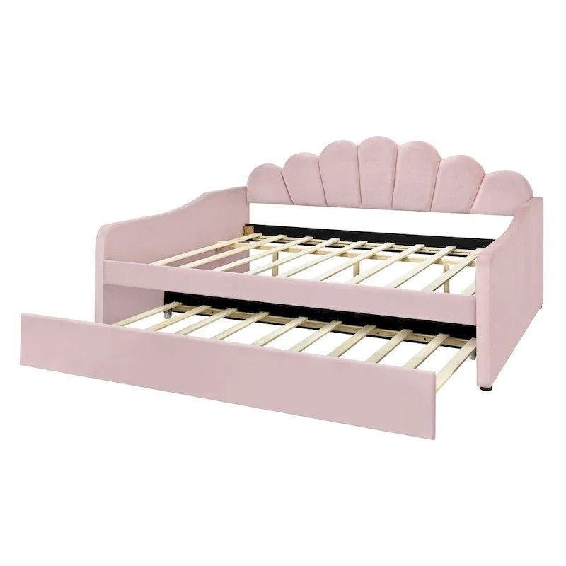 Gestoffeerd ligbed van volledige grootte met schelpvormige rugleuning en onderschuifbed