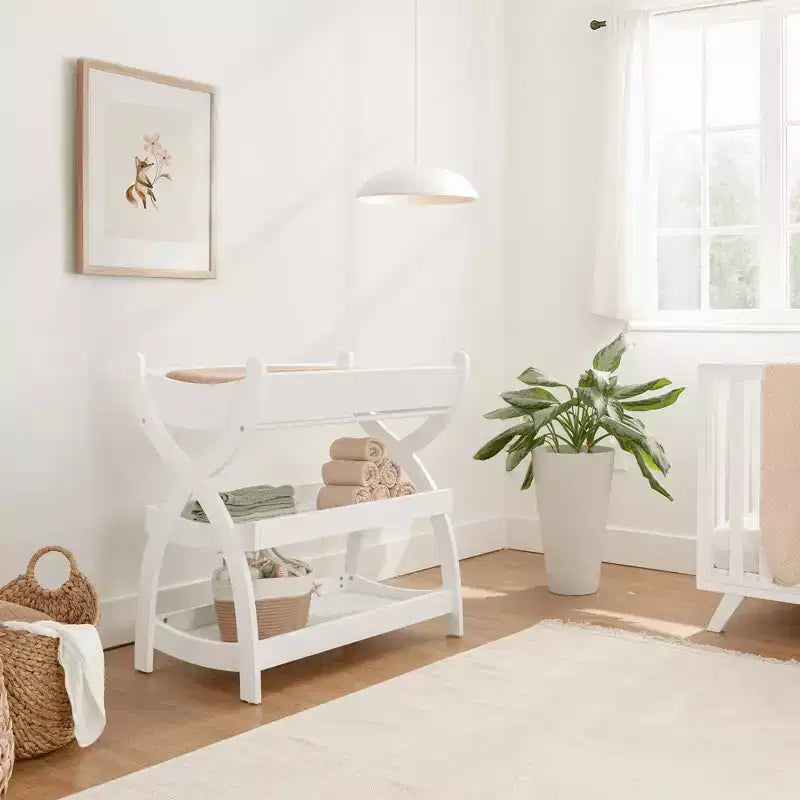 Table à langer Comfy Cubs pour bébé - construction robuste en bois, style intemporel avec deux étagères ouvertes pour les essentiels de bébé