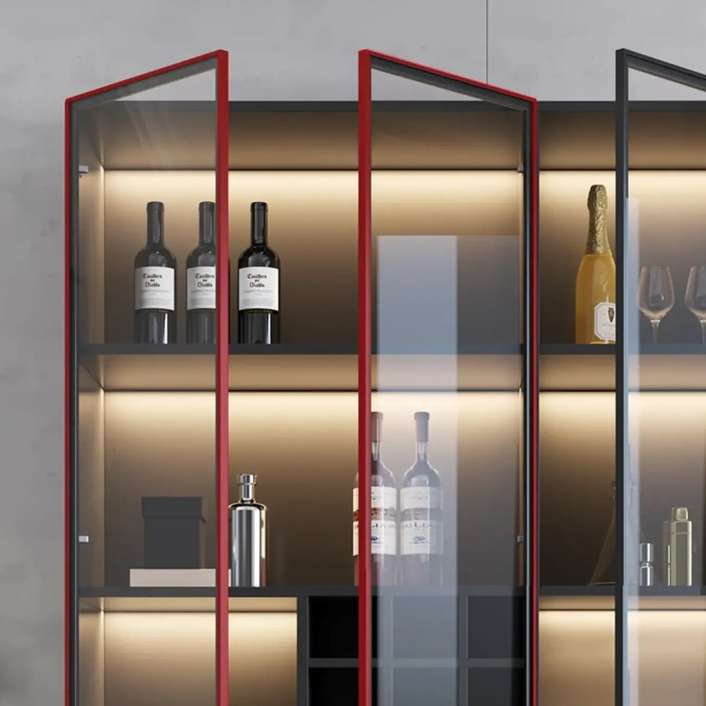 Minimalistische zwarte houten wijnkast met glazen deur