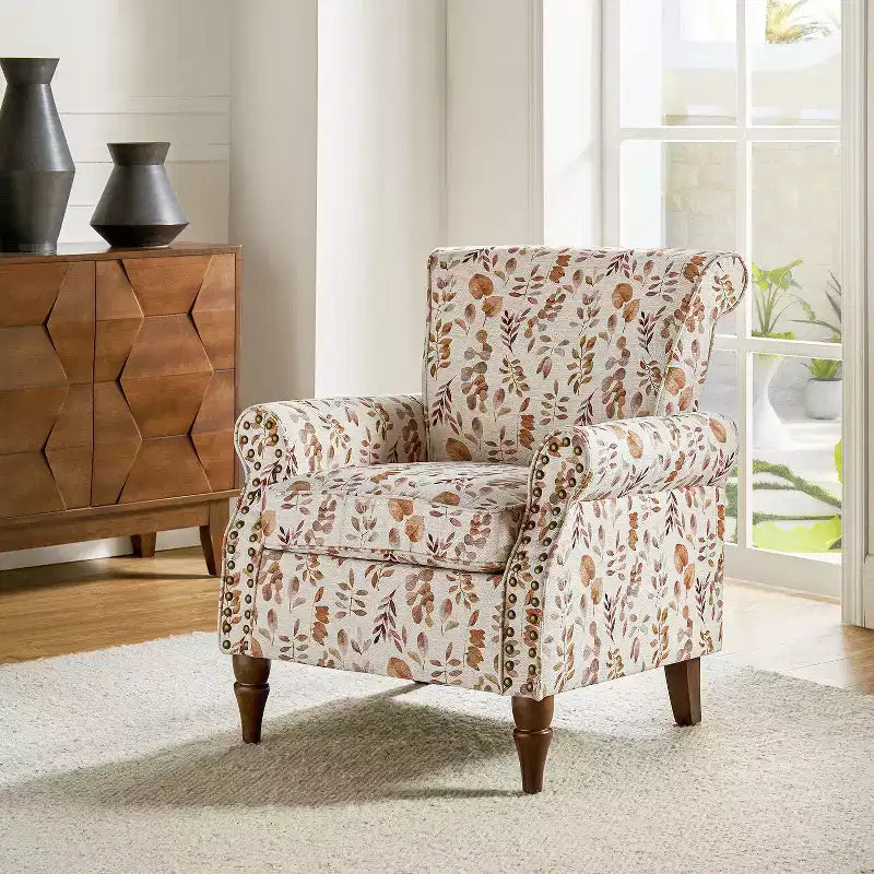 Fauteuil traditionnel Araceli en bois, rembourré à motif floral, avec dossier à oreilles et bordure cloutée| ART OF LIVING DESIGNS