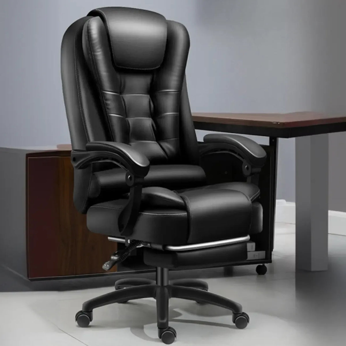 Ergonomischer schwarzer Drehbürostuhl aus Leder mit Fußstütze