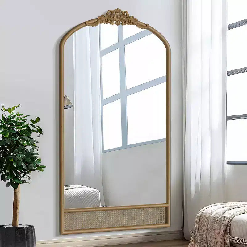 Miroir mural avec cadre en bois en forme d’arche classique sculptée et partie inférieure en rotin, marron, 37 in. W x 71 in. H