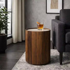 Decoratieve geribbelde houten bijzettafel met marmeren blad en opbergruimte - kleine woondecoratietafel voor slaapkamer of woonkamer