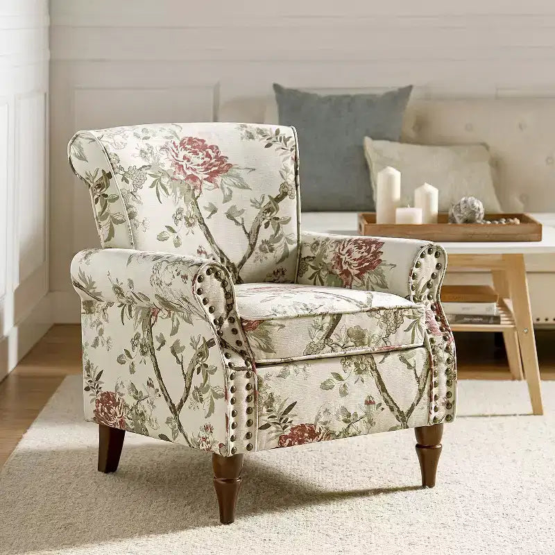 Fauteuil traditionnel Araceli en bois, rembourré à motif floral, avec dossier à oreilles et bordure cloutée| ART OF LIVING DESIGNS