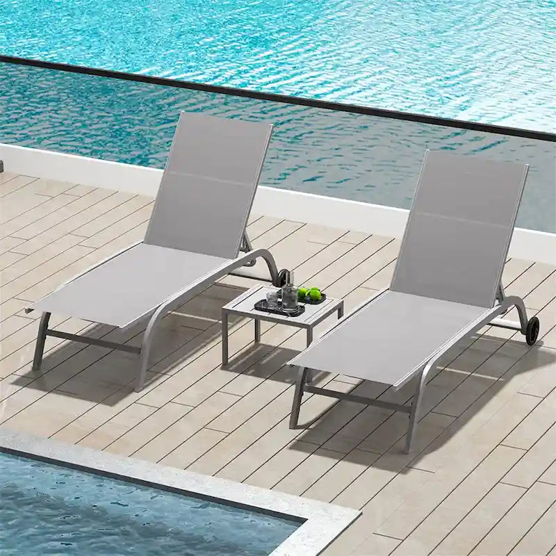 Twee loungestoelen voor buiten met 1 tafel