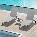 Twee loungestoelen voor buiten met 1 tafel
