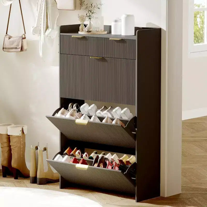 Meuble à chaussures moderne blanc avec 3 tiroirs basculants, 2 petits tiroirs et crochets, meuble de rangement à chaussures étroit à façade cannelée pour entrée