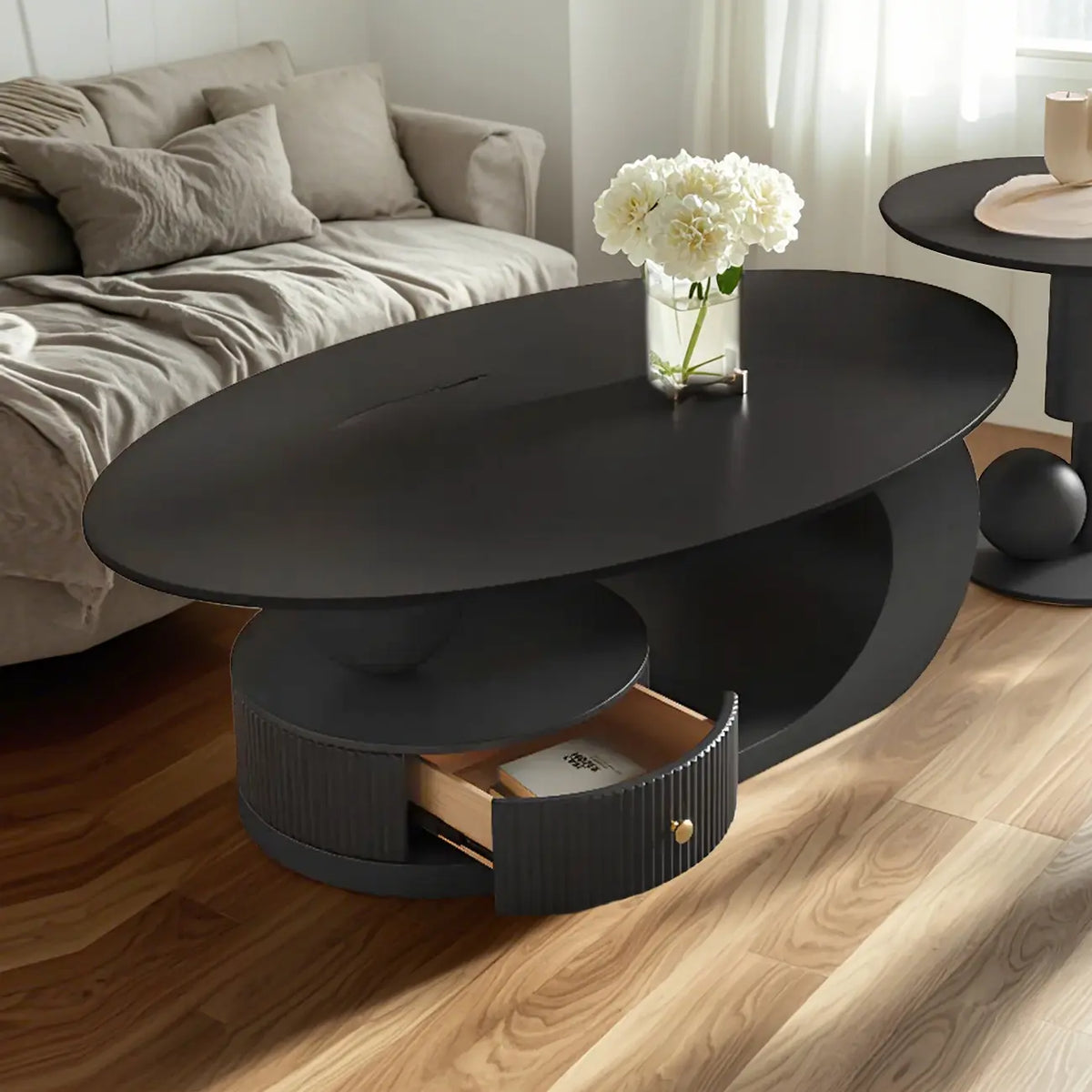 Moderne salontafel met wit stenen blad en krasbestendige afwerking