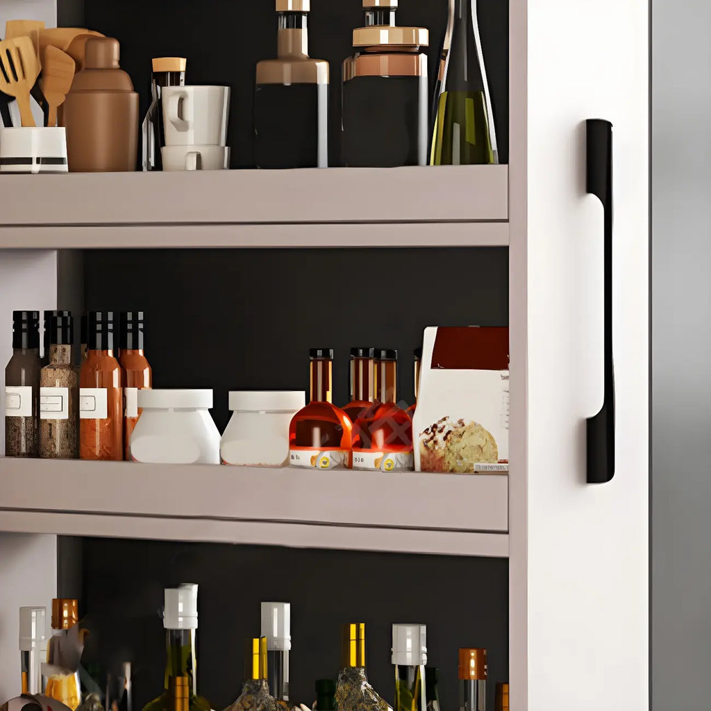 Moderner Buffetschrank aus Holz mit offenen Regalen und Rollen