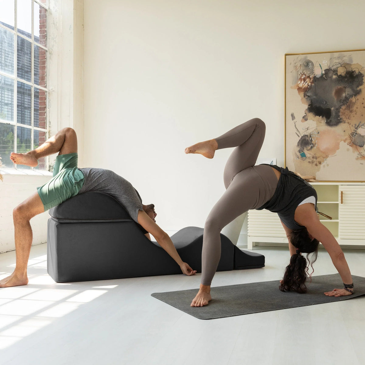 Avana Kami verstellbare Chaiselongue / Yoga und Massage – 2-in-1-Sitzhocker mit verborgenem ausklappbarem Yoga-Loungesessel, Mikrovelours – N/A