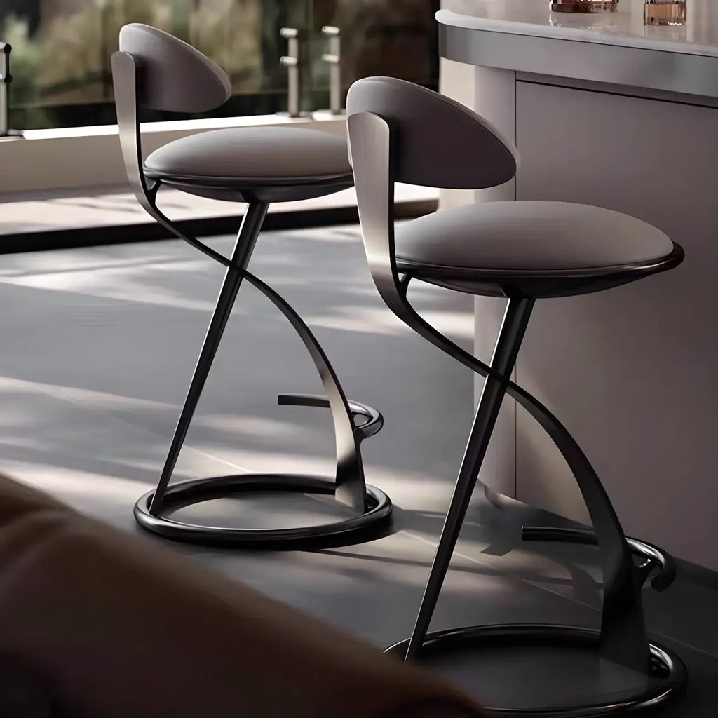 Tabouret de bar élégant en cuir beige avec structure métallique dorée